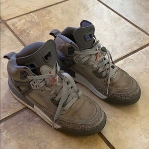 Jordan  spizike Gray wolf